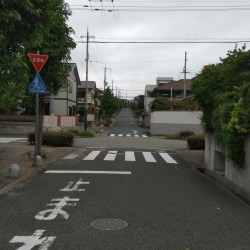 Eine kleine Straße in Grischas neuem Wohnort in Japan