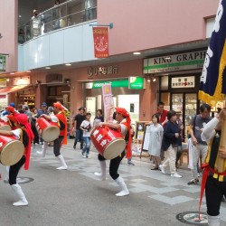 Besuch auf dem Straßenfest